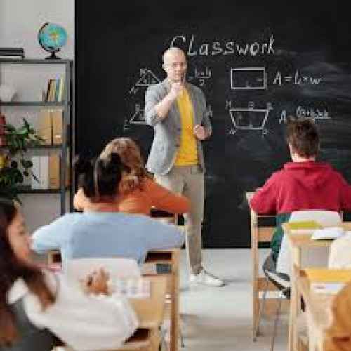 تأثیر معلم خصوصی بر بهبود عملکرد تحصیلی دانش‌آموزان: مزایا و معایب