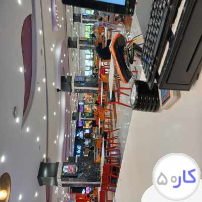 به یک خانم صندوق دار جهت کار در فست فود