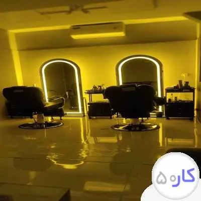 همکار ماهر در آرایشگاه مردانه